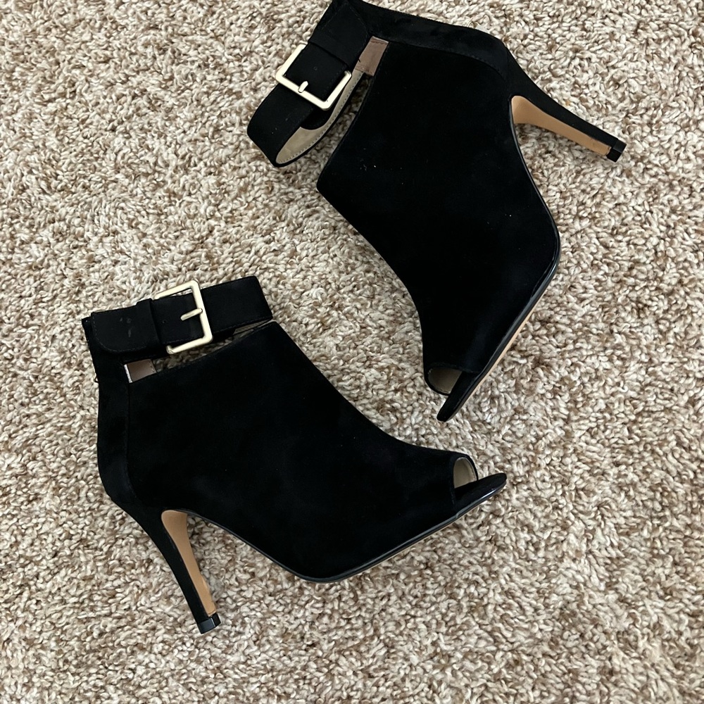 Adrienne Vittadini AV-Gail black with gold ankle strap